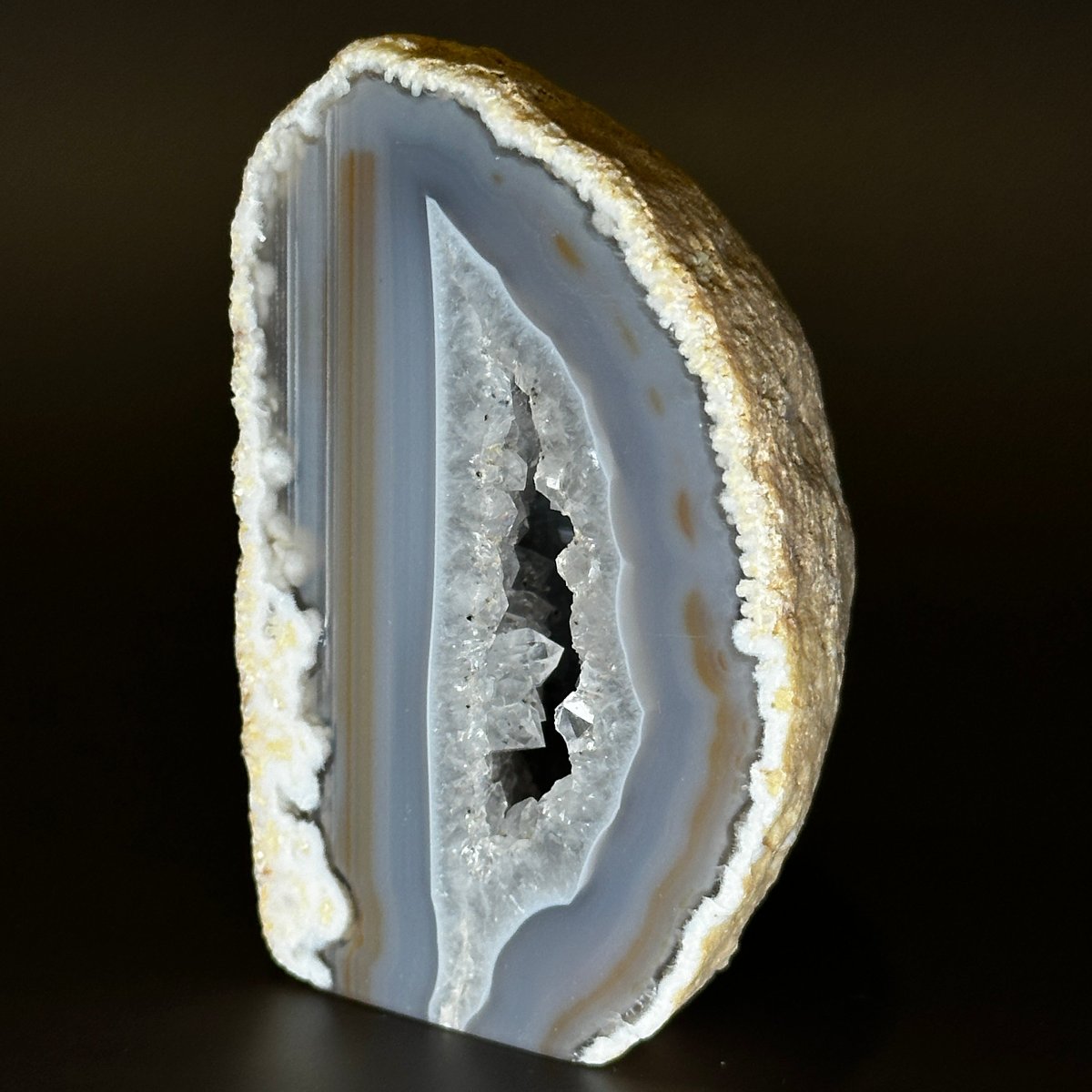 Ahāta Geodes puse (stāvoša)