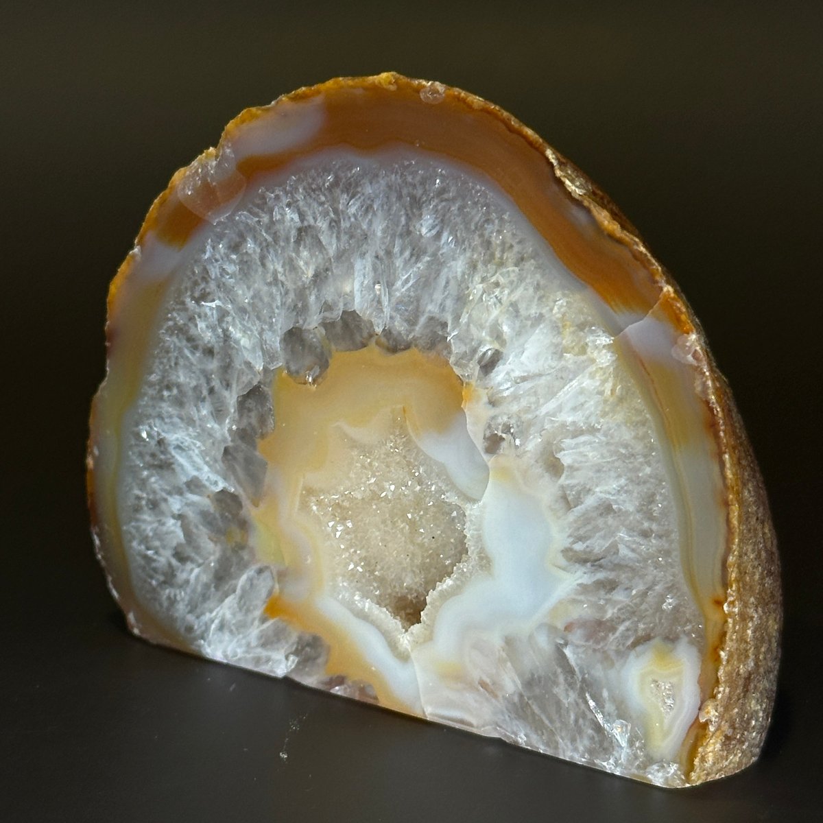 Ahāta Geodes puse (stāvoša)